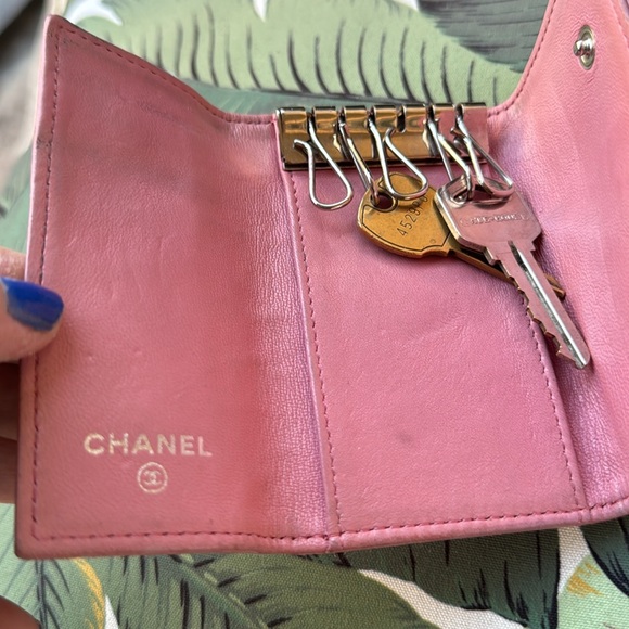 πΈπΈAmazing camellia. Chanel key Cles in Lucious leather and perfect pink. πΈπΈ - Picture 4 of 7